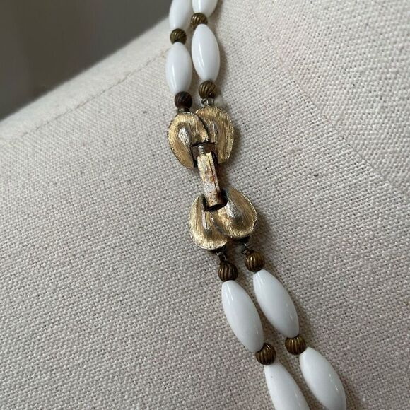 Vintage 50s 60s White Bead Gold Tone Double Strand Becklace - Picture 2 of 6